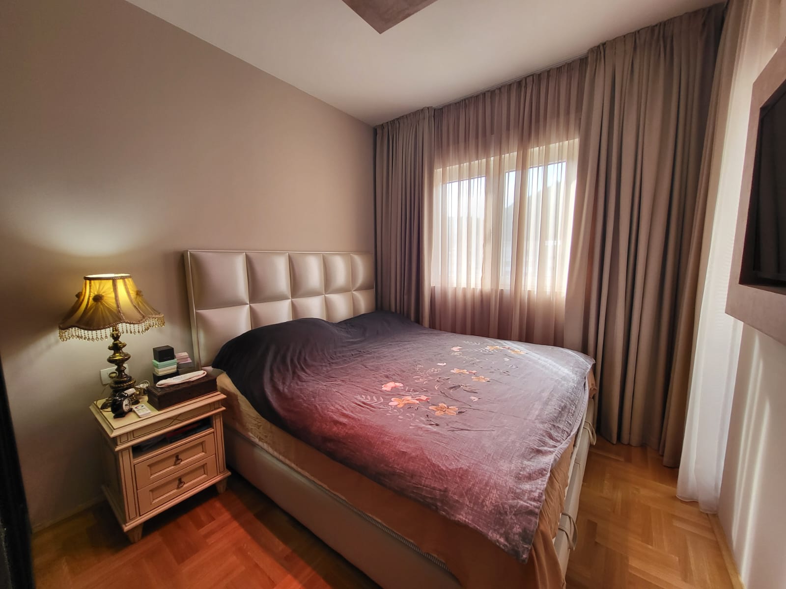 Apartment with two bedrooms and a garage space in Budva