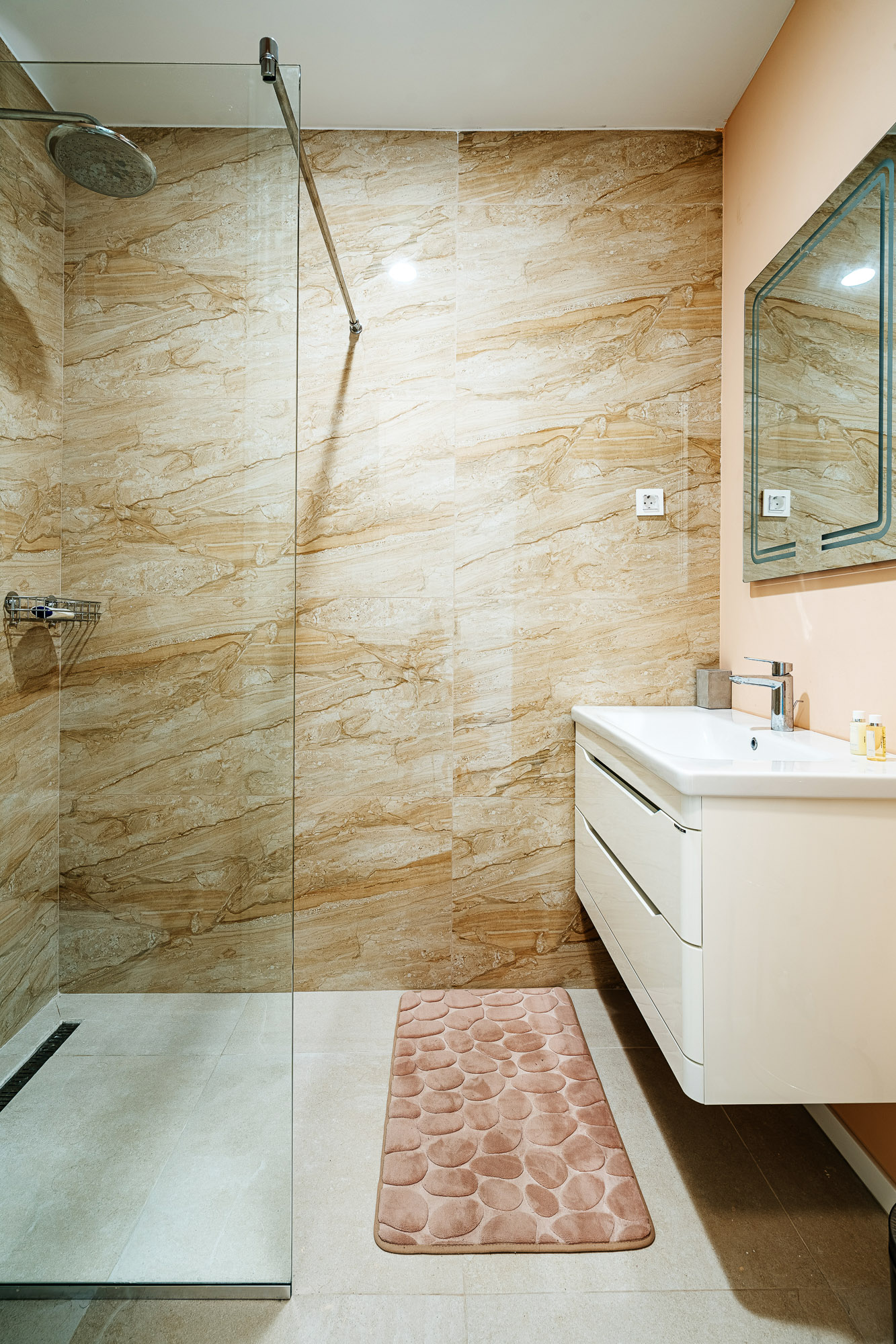 Apartment with two bedrooms and sea views in Becici