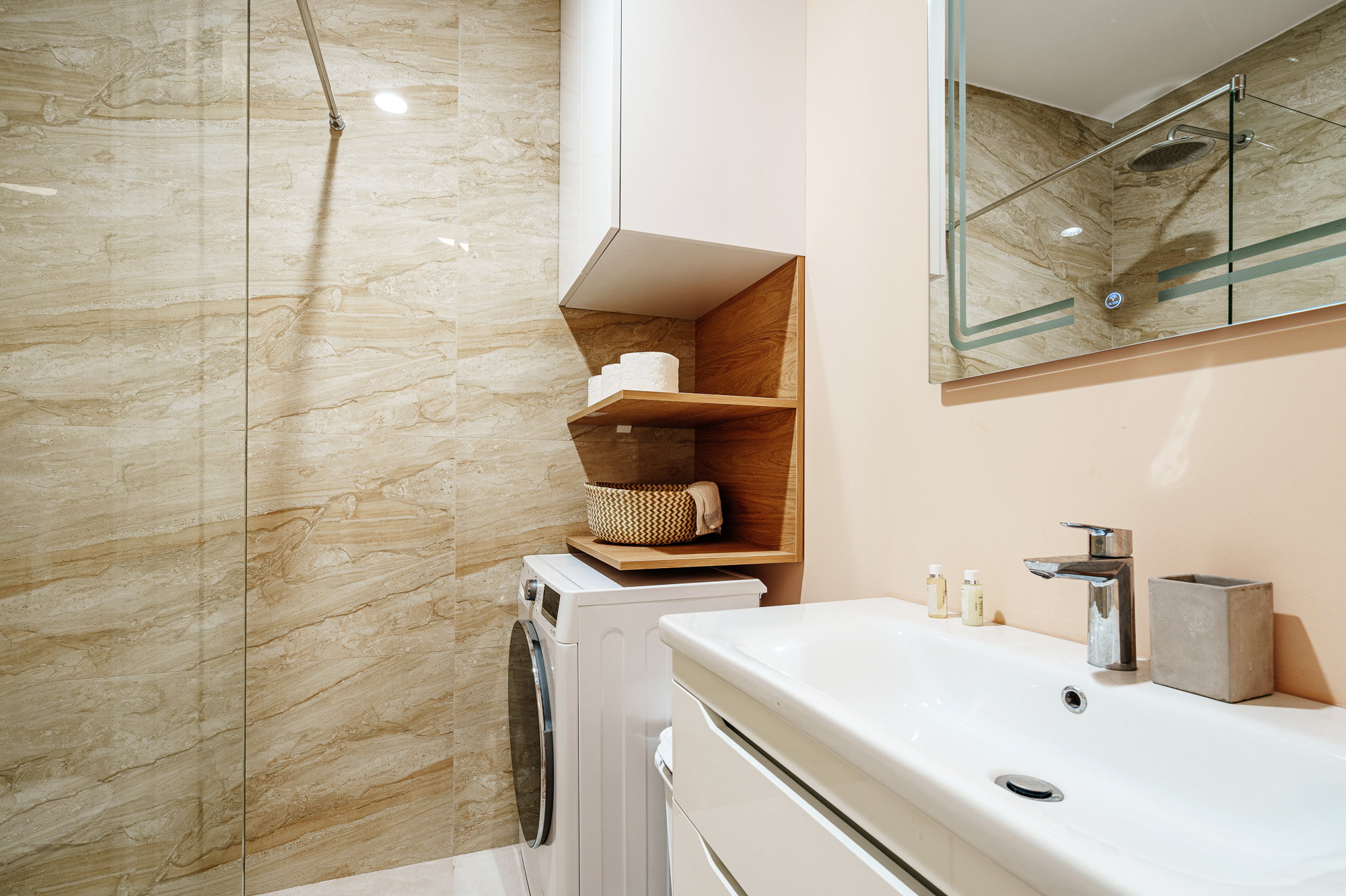 Apartment with two bedrooms and sea views in Becici