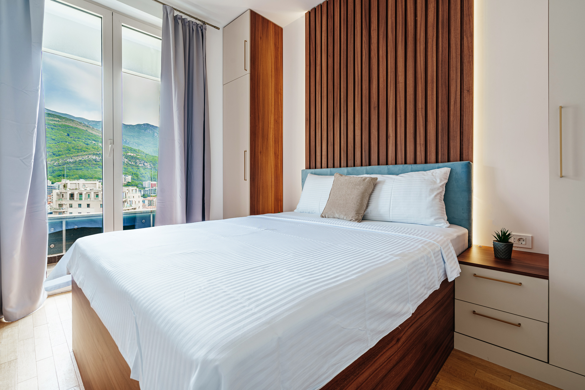 Apartment with two bedrooms and sea views in Becici