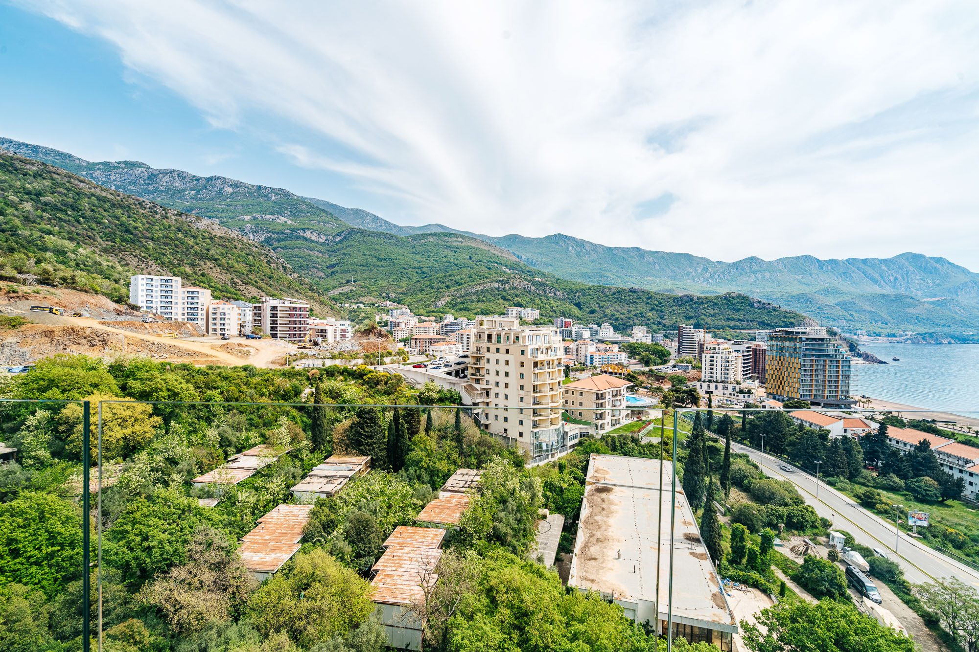 Apartment with two bedrooms and sea views in Becici