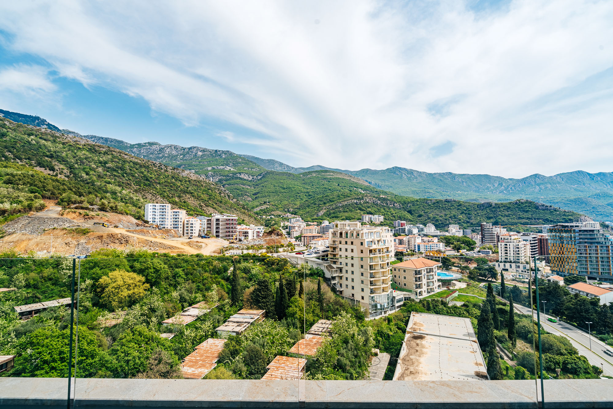 Apartment with two bedrooms and sea views in Becici