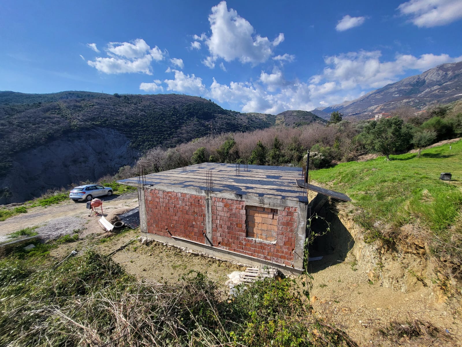 House of 80 square meters with a plot of 905m2 and beautiful panoramic views of the surrounding hills and the sea