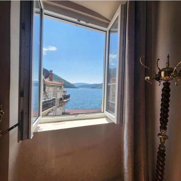 One bedroom apartment with sea view in the historical town of Perast