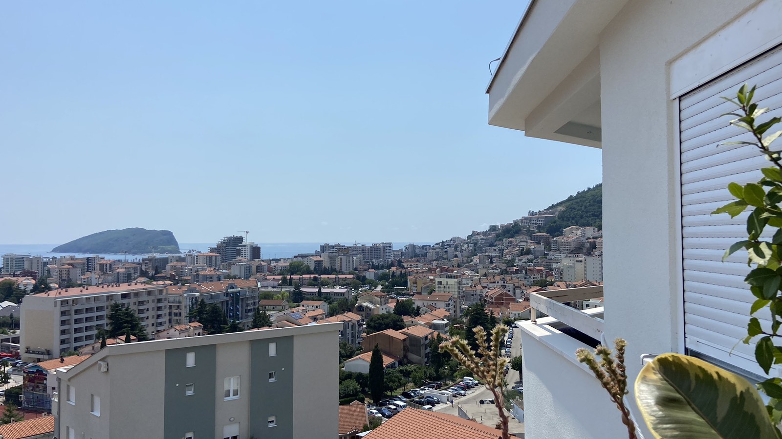 Apartment with two bedrooms and sea views in Budva