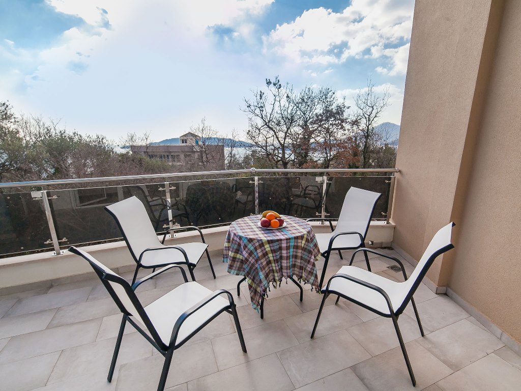 Apartment with sea views in residential building with an elevator in Rafailovici