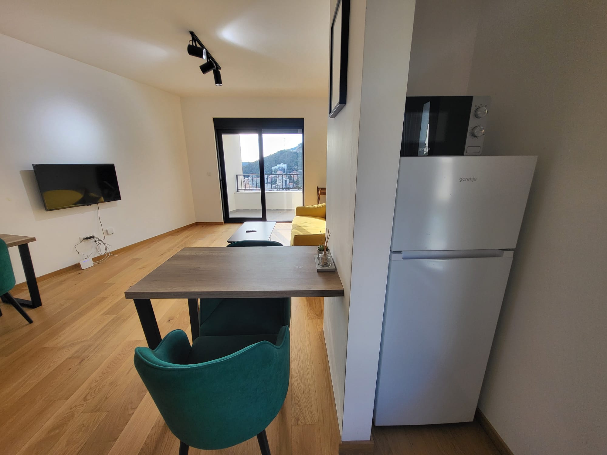 Furnished one bedroom apartment with a sea view and garage space in a new building