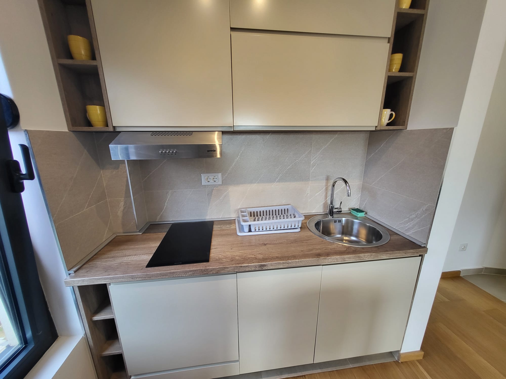 Furnished one bedroom apartment with a sea view and garage space in a new building