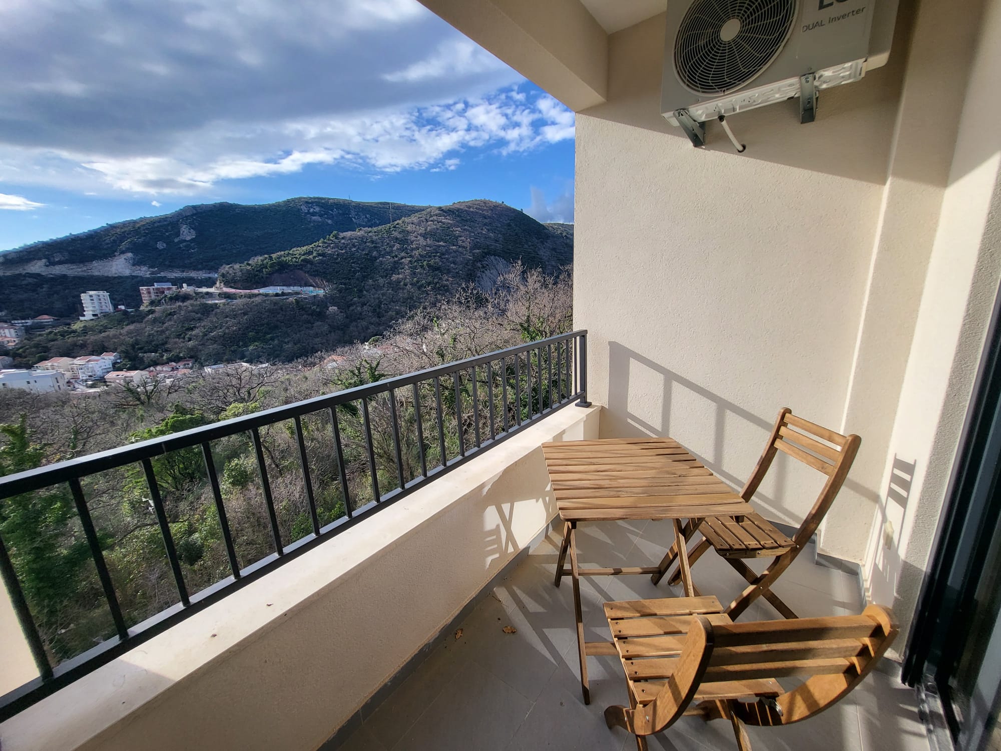 Furnished one bedroom apartment with a sea view and garage space in a new building