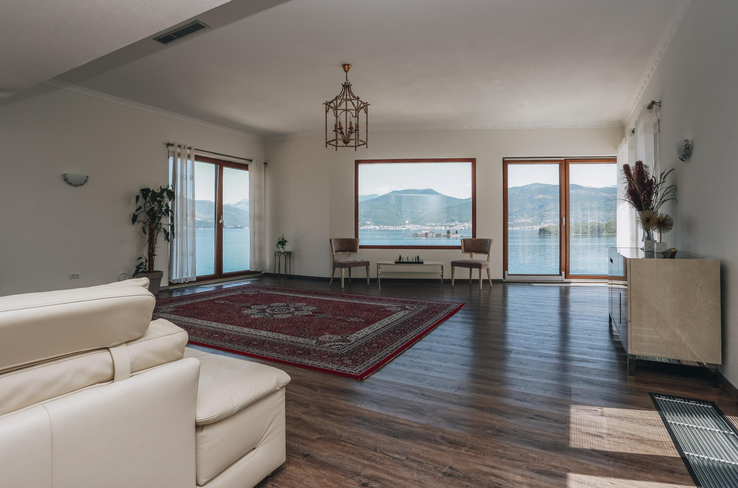 Modern villa located on the first line of Radovici