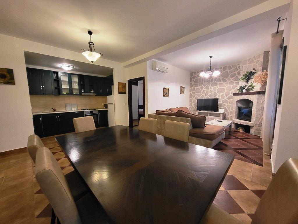 Apartment with three bedrooms and sea views, with swimming pool