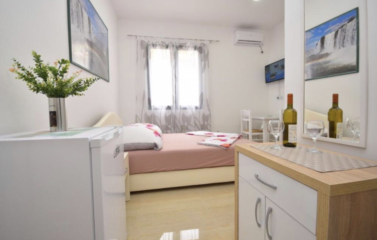 For sale a spacious house in Meljine near the sea