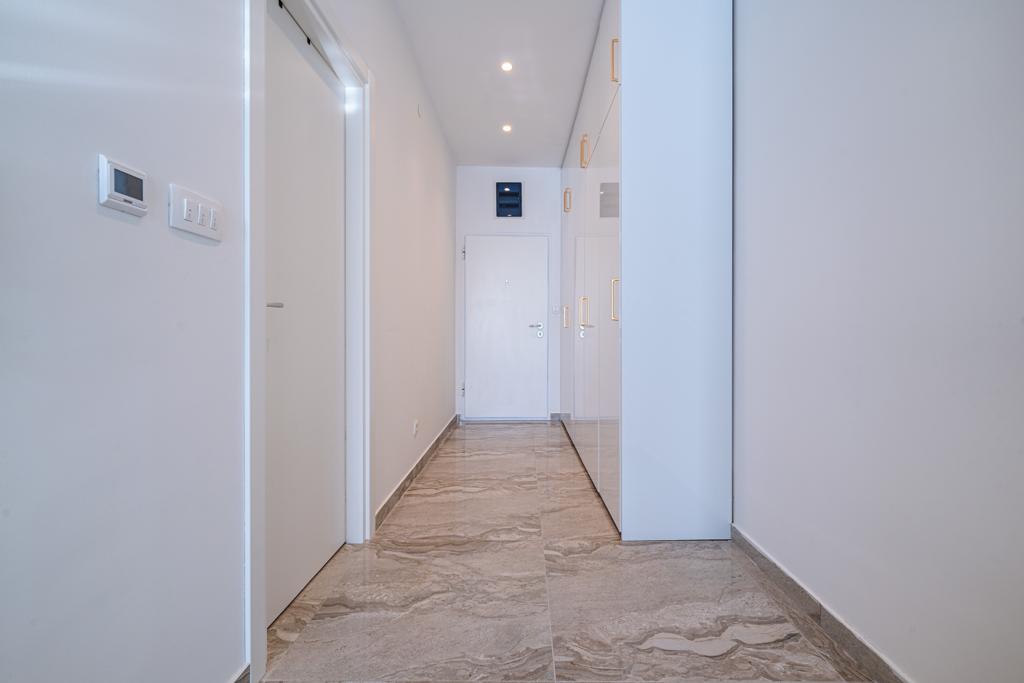 Luxury first floor apartment with a spacious terrace in Rafailovici