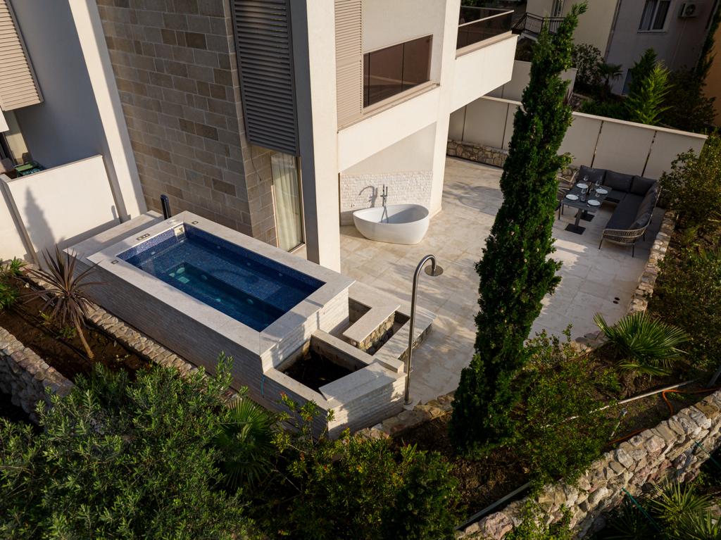 Luxury first floor apartment with a spacious terrace in Rafailovici