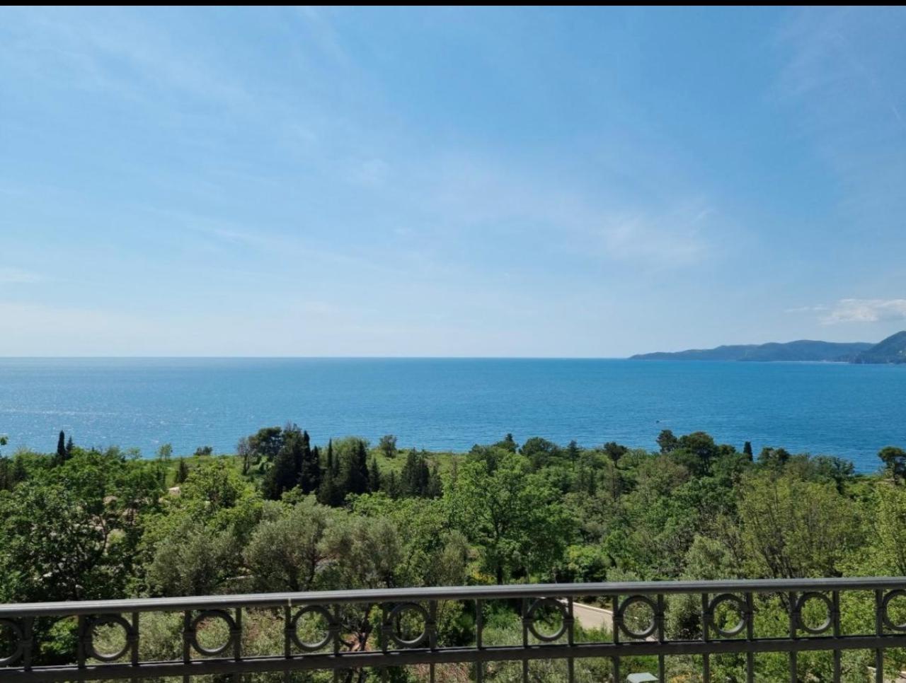 FOR SALE – Luxury apartments with sea view | Exclusive location near Budva | Garage space included in the price