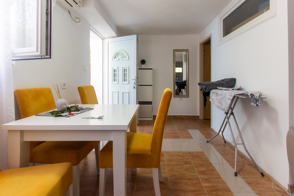 Two-storey house with 6 bedrooms in Herceg Novi, Zelenika