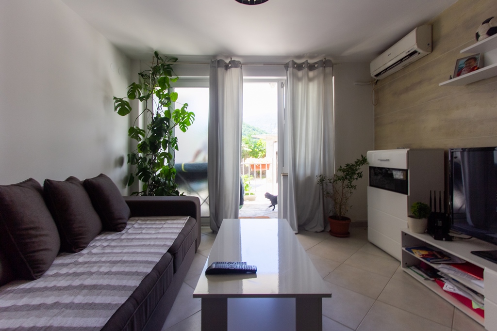 Two-storey house with 6 bedrooms in Herceg Novi, Zelenika