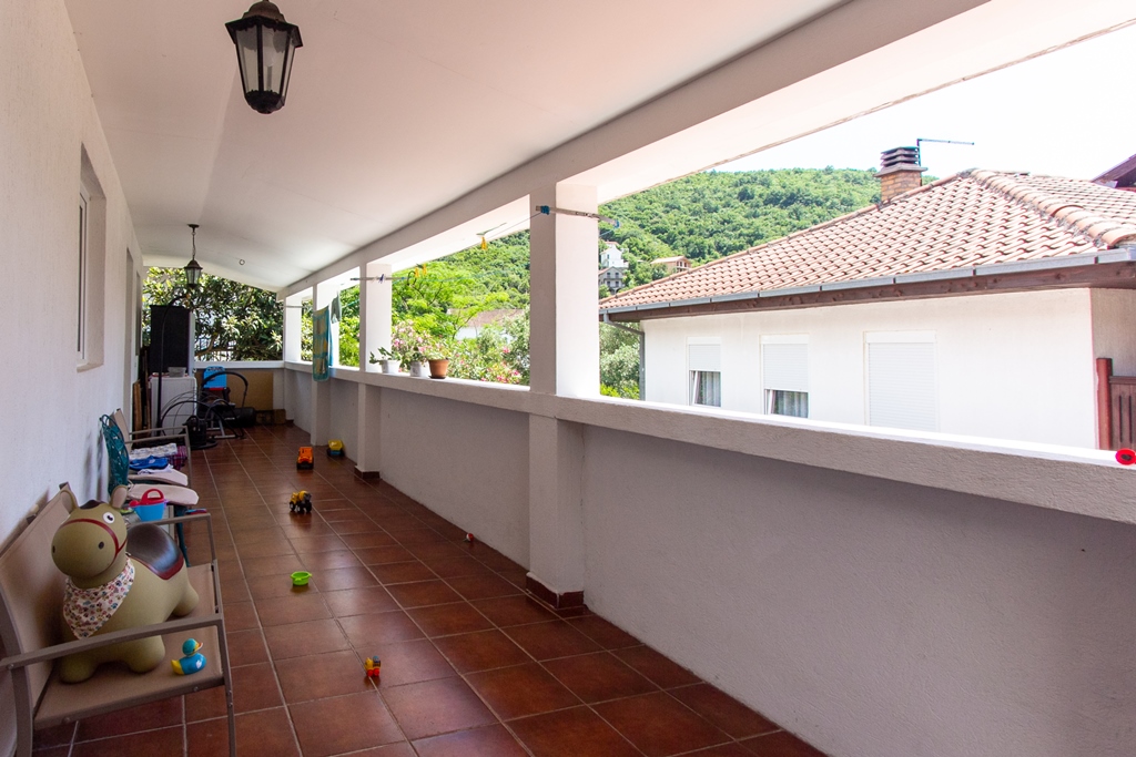 Two-storey house with 6 bedrooms in Herceg Novi, Zelenika