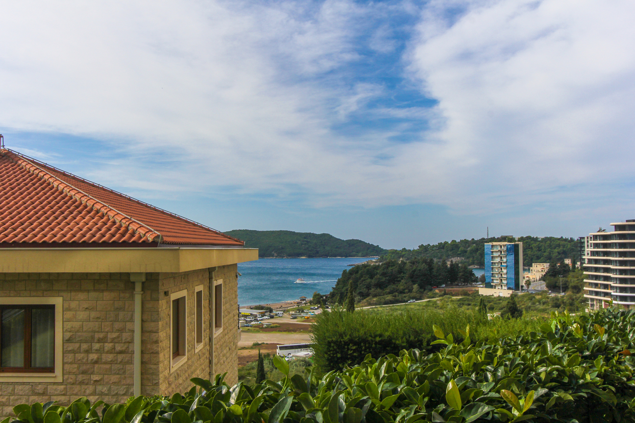 Apartment for sale in Becici in a complex with a pool