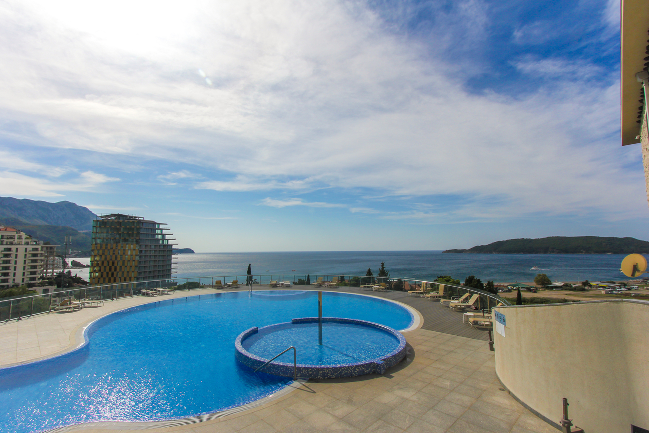 Apartment for sale in Becici in a complex with a pool