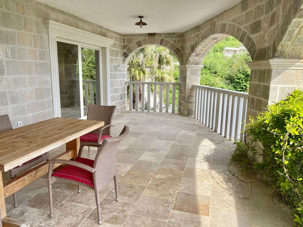 Apartments in an exclusive location not far from Budva with a sea view