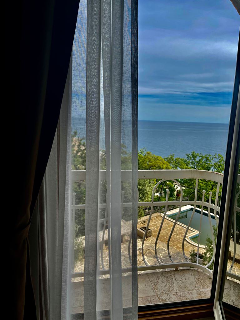 Apartments in an exclusive location not far from Budva with a sea view