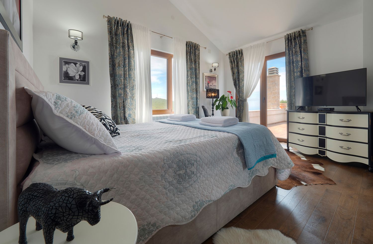 Luxurious villa with panoramic sea views and pool