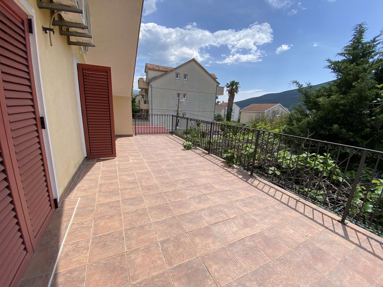 House in Djenovici with a view of the sea