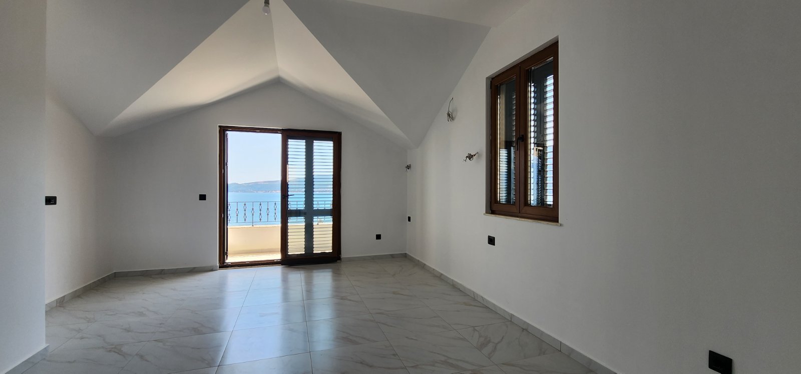 Spacious and bright apartments with panoramic sea views