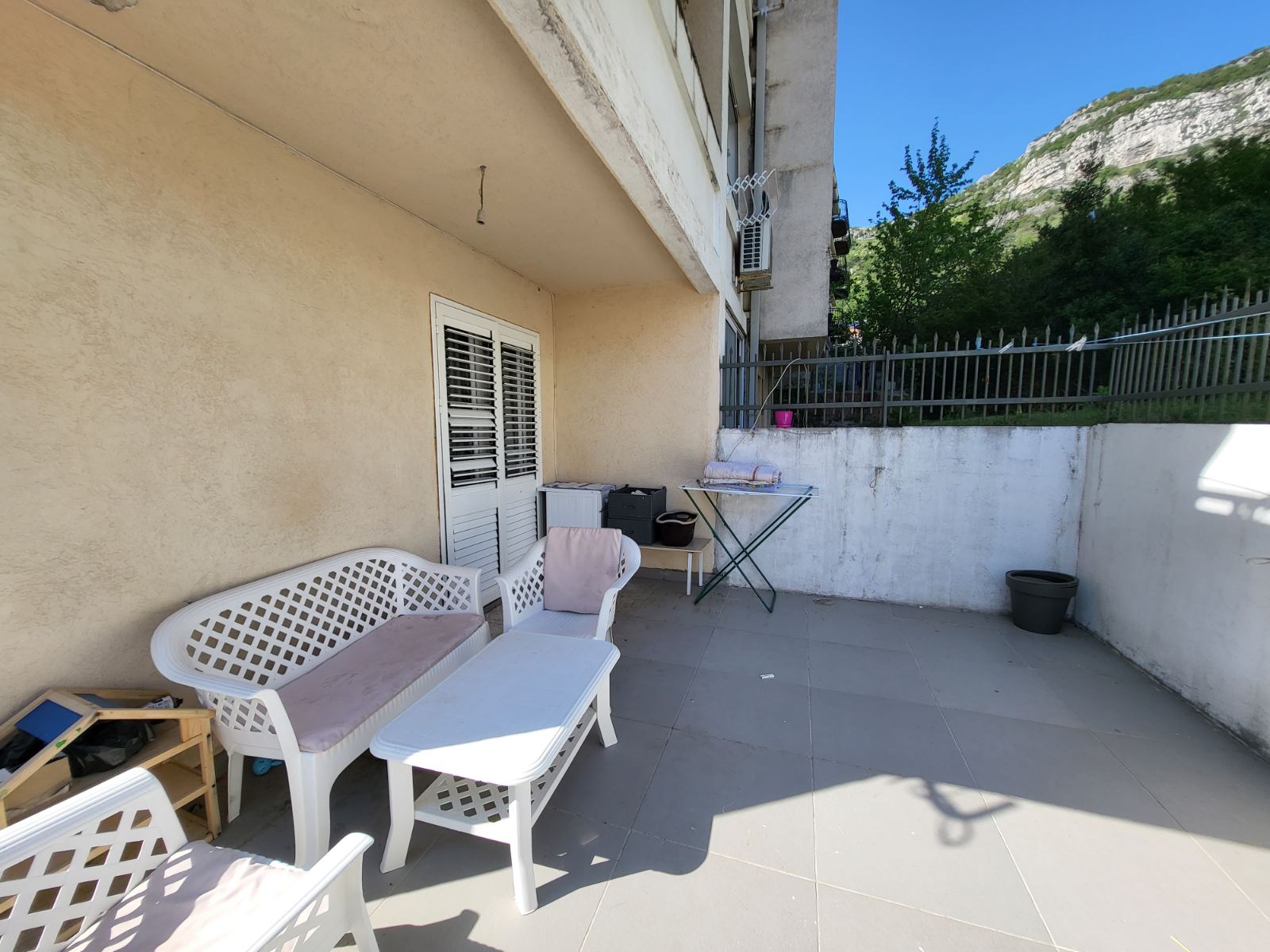 Apartment with a spacious terrace in a quiet location in Budva