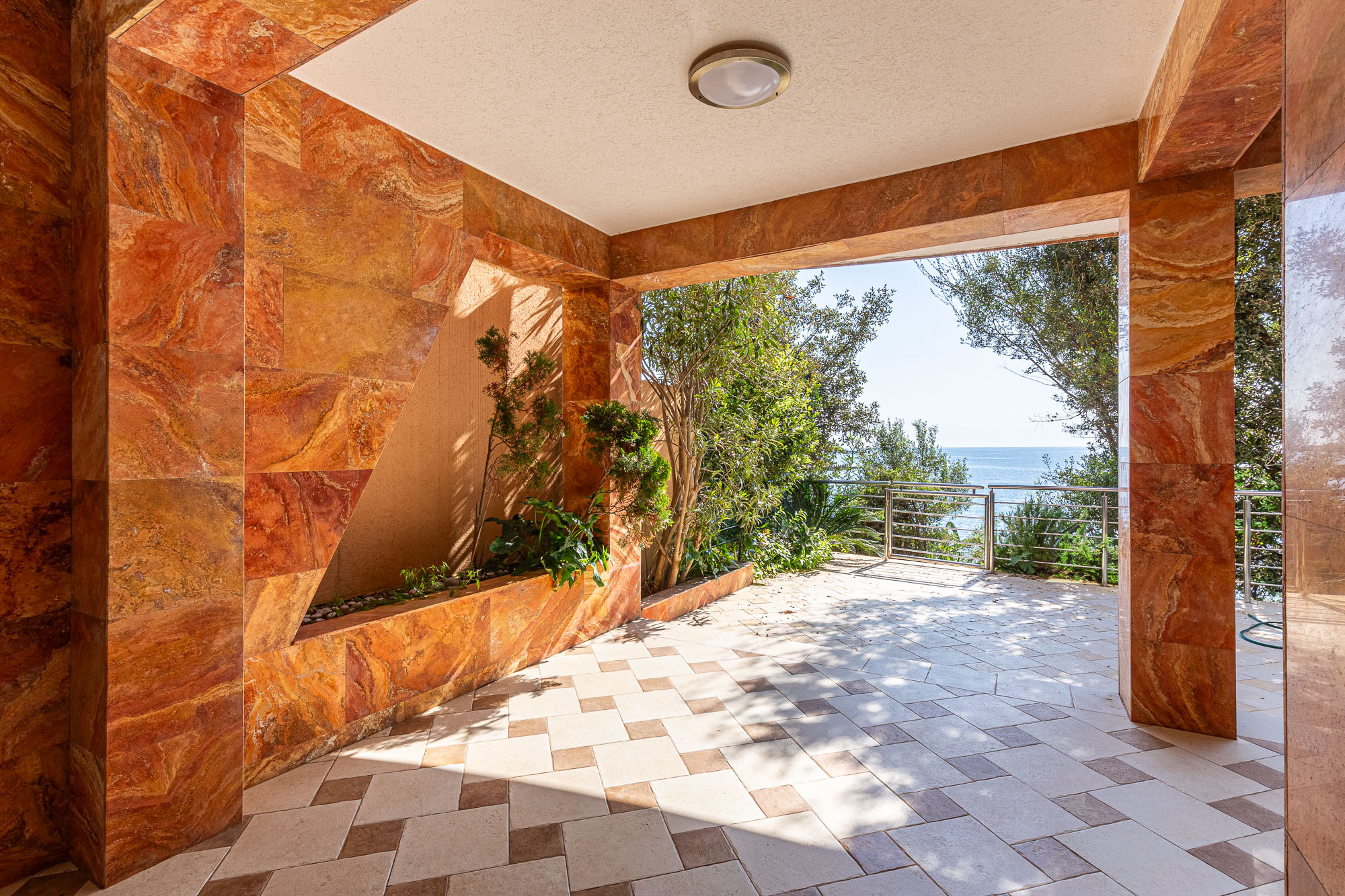 Spacious house in Utjeha with panoramic sea views