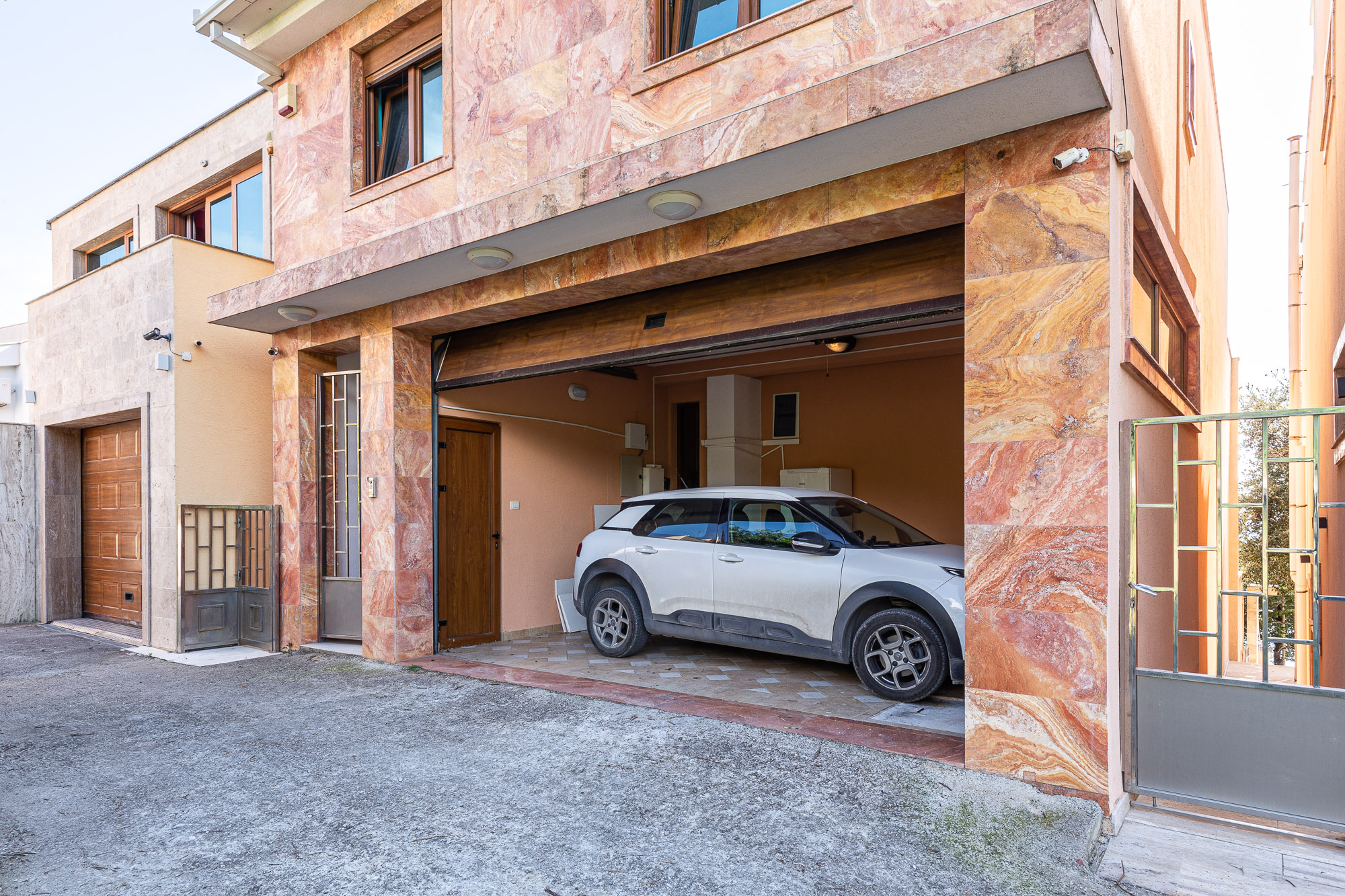 Spacious house in Utjeha with panoramic sea views