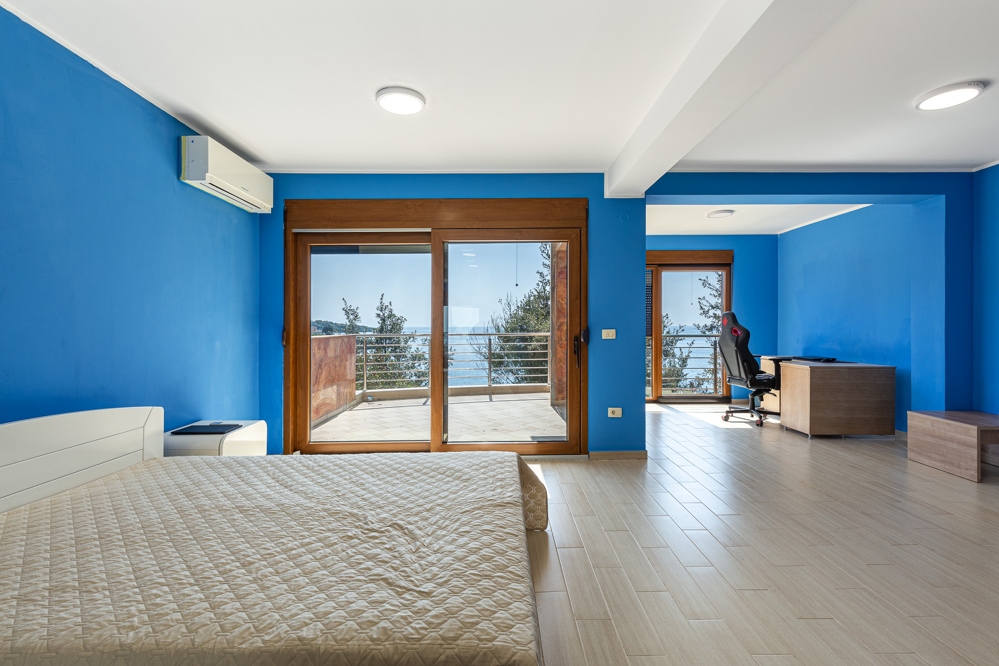 Spacious house in Utjeha with panoramic sea views