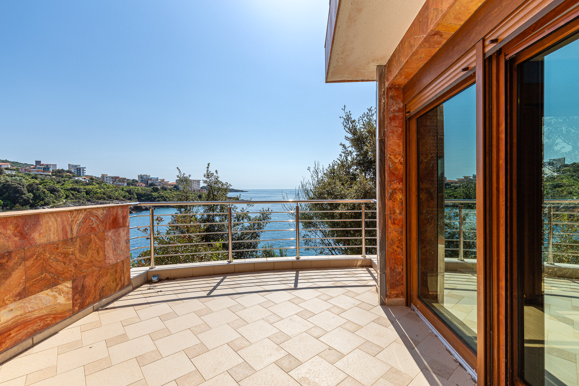 Spacious house in Utjeha with panoramic sea views