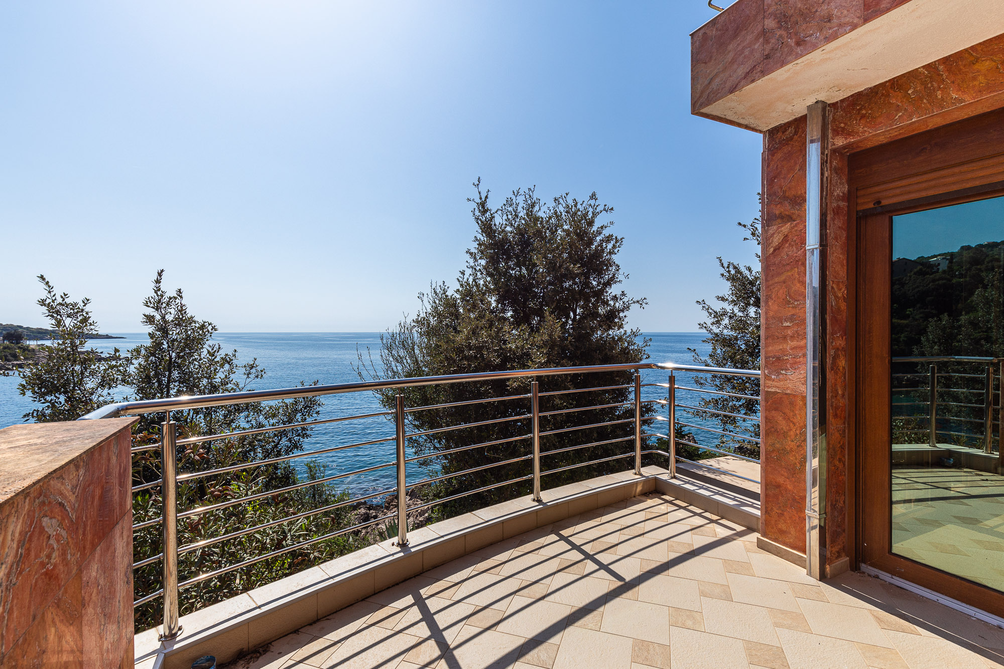 Spacious house in Utjeha with panoramic sea views