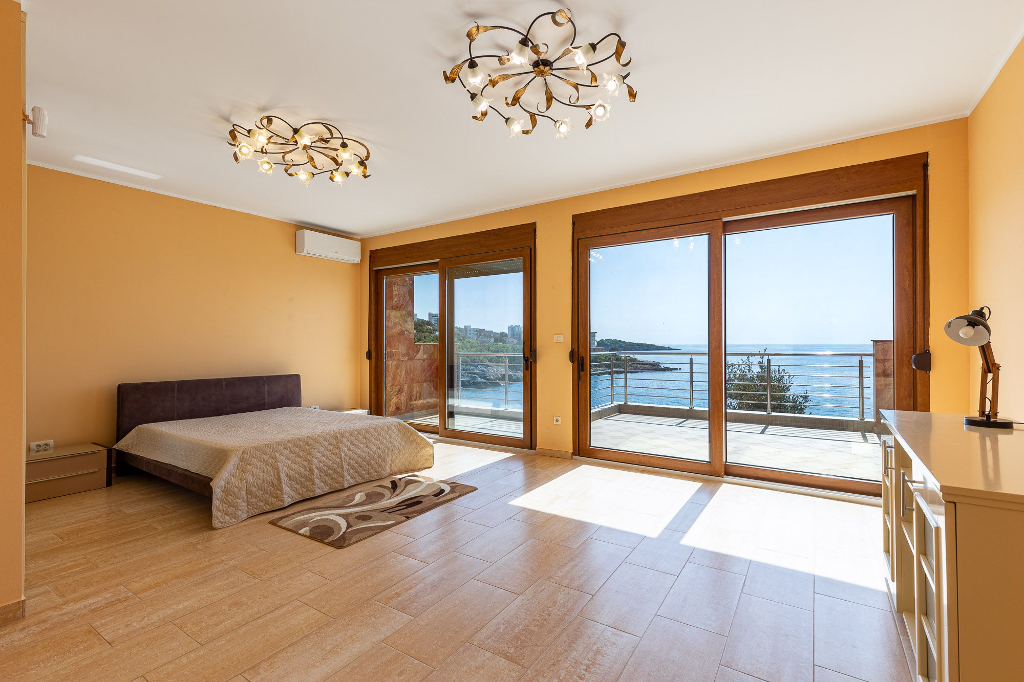 Spacious house in Utjeha with panoramic sea views