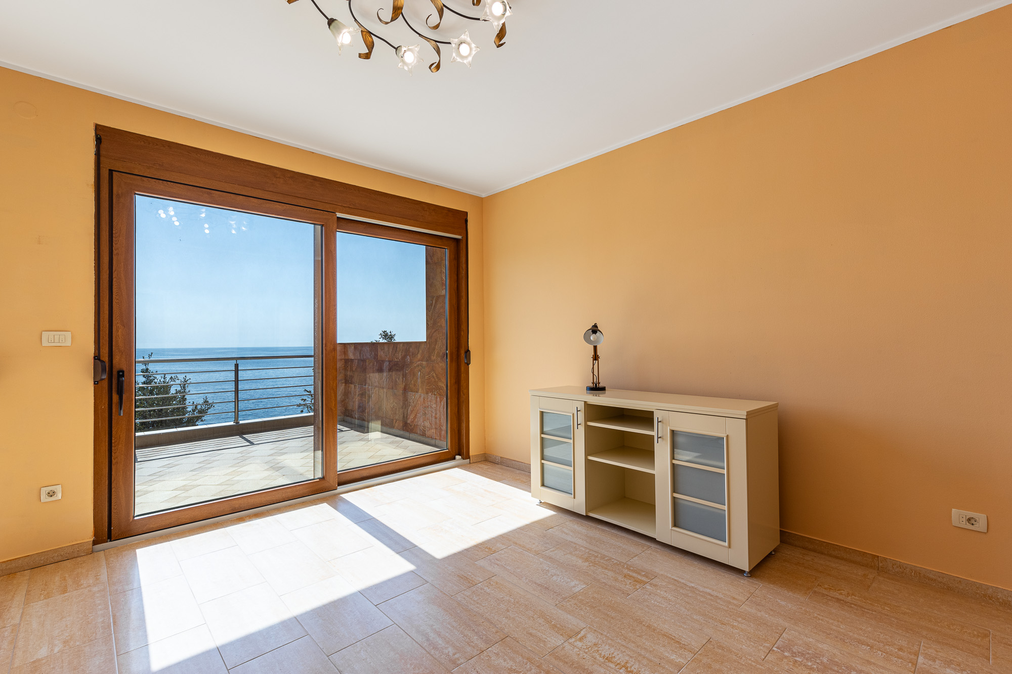 Spacious house in Utjeha with panoramic sea views