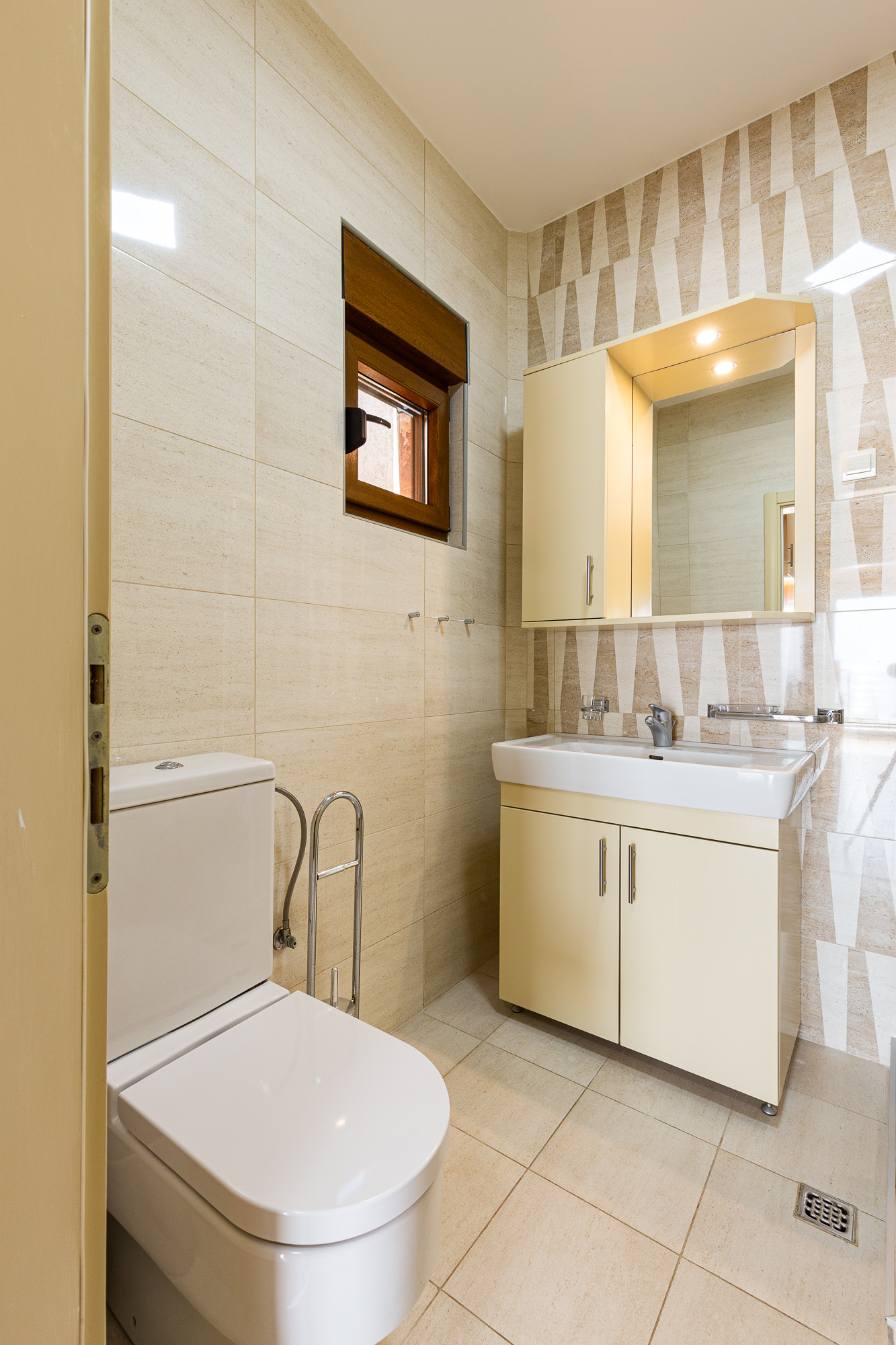 Spacious house in Utjeha with panoramic sea views