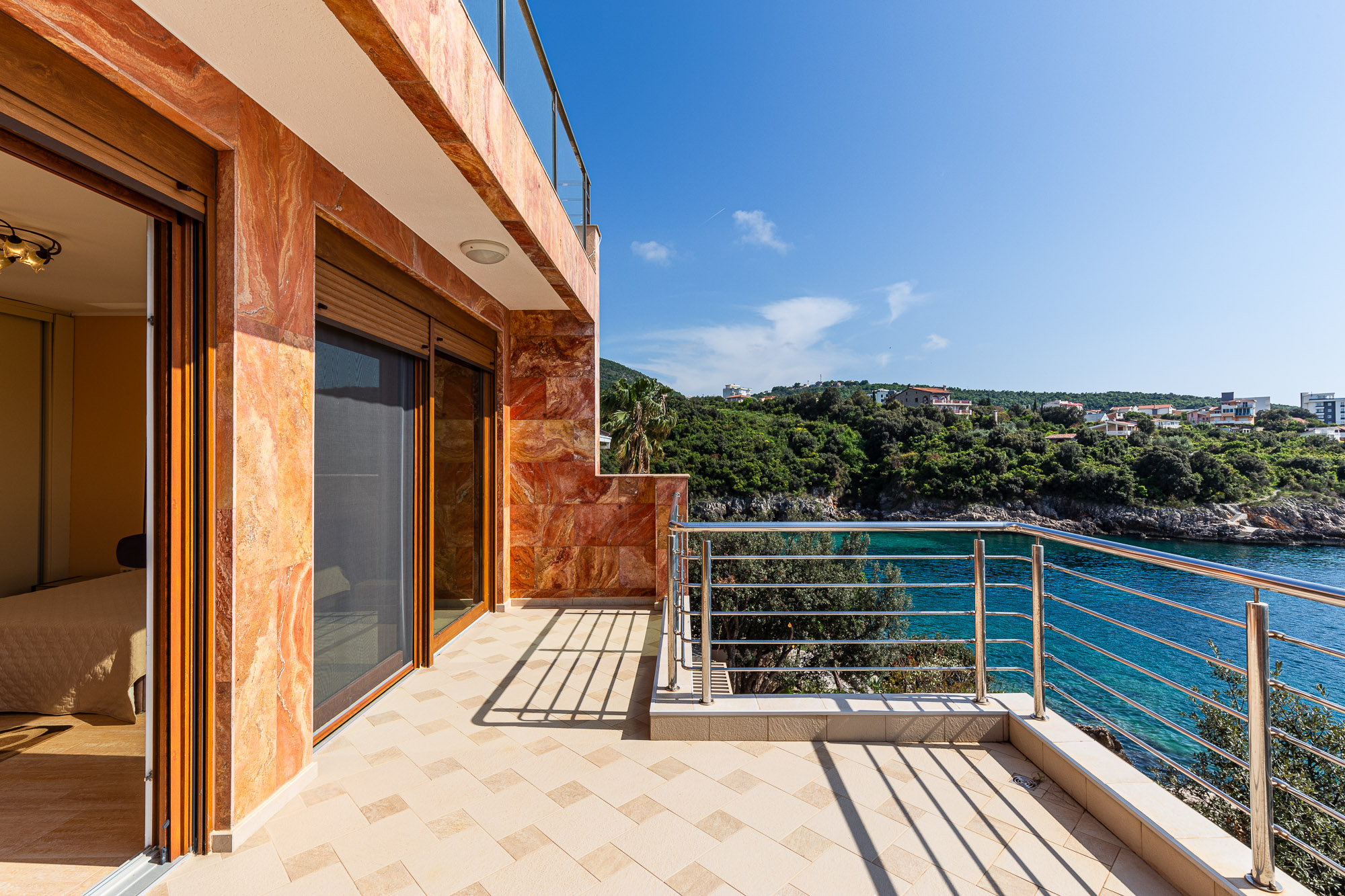 Spacious house in Utjeha with panoramic sea views