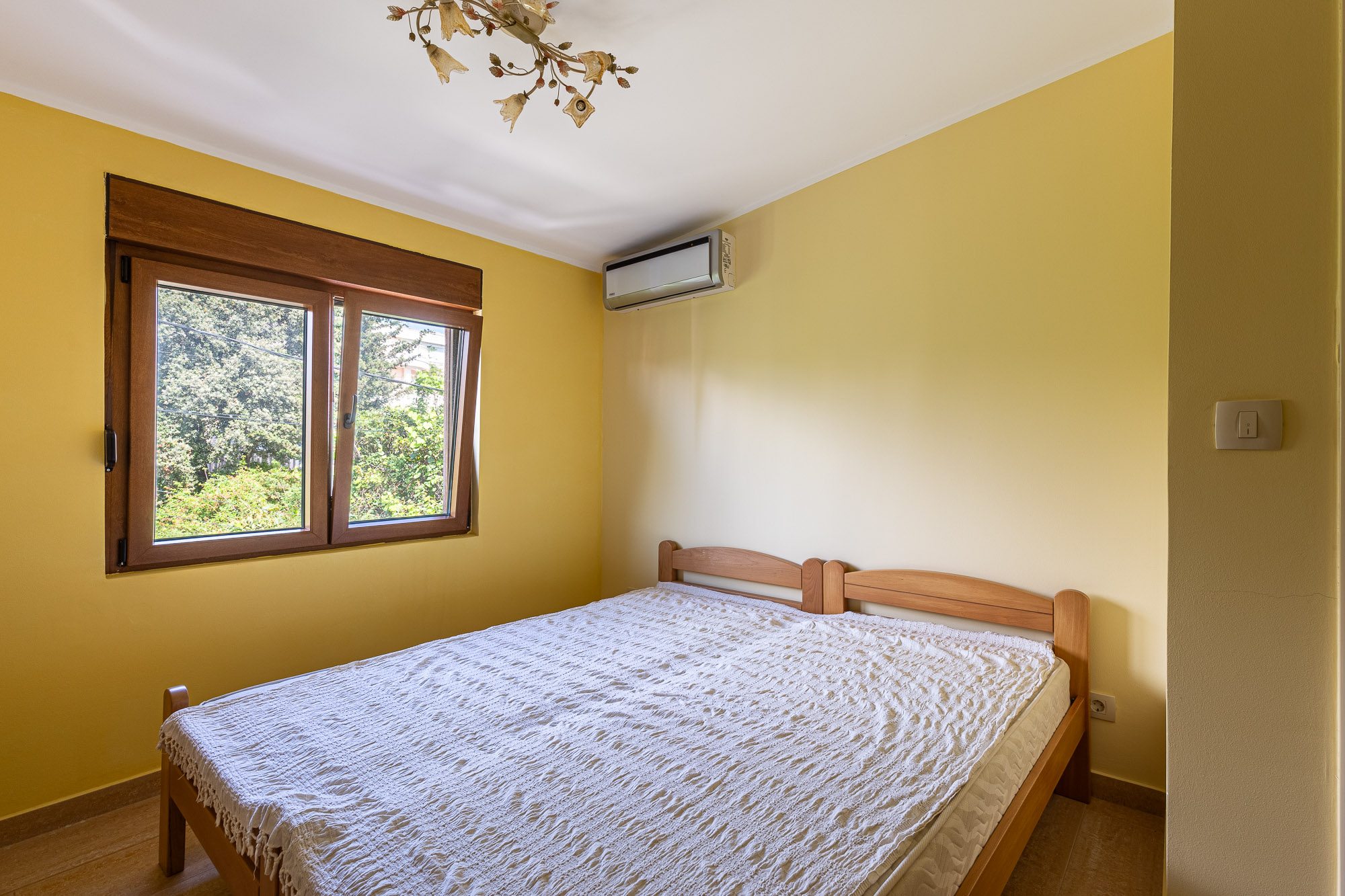 Spacious house in Utjeha with panoramic sea views