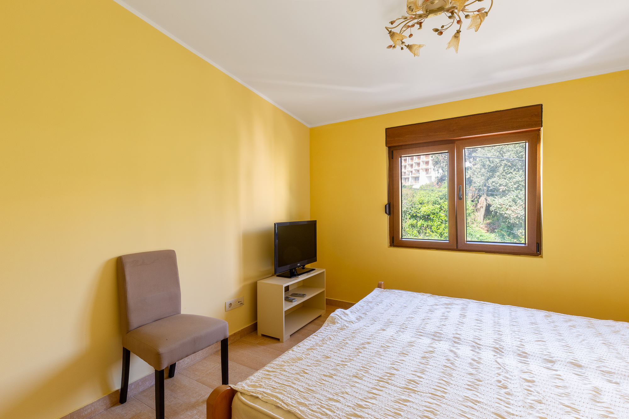 Spacious house in Utjeha with panoramic sea views