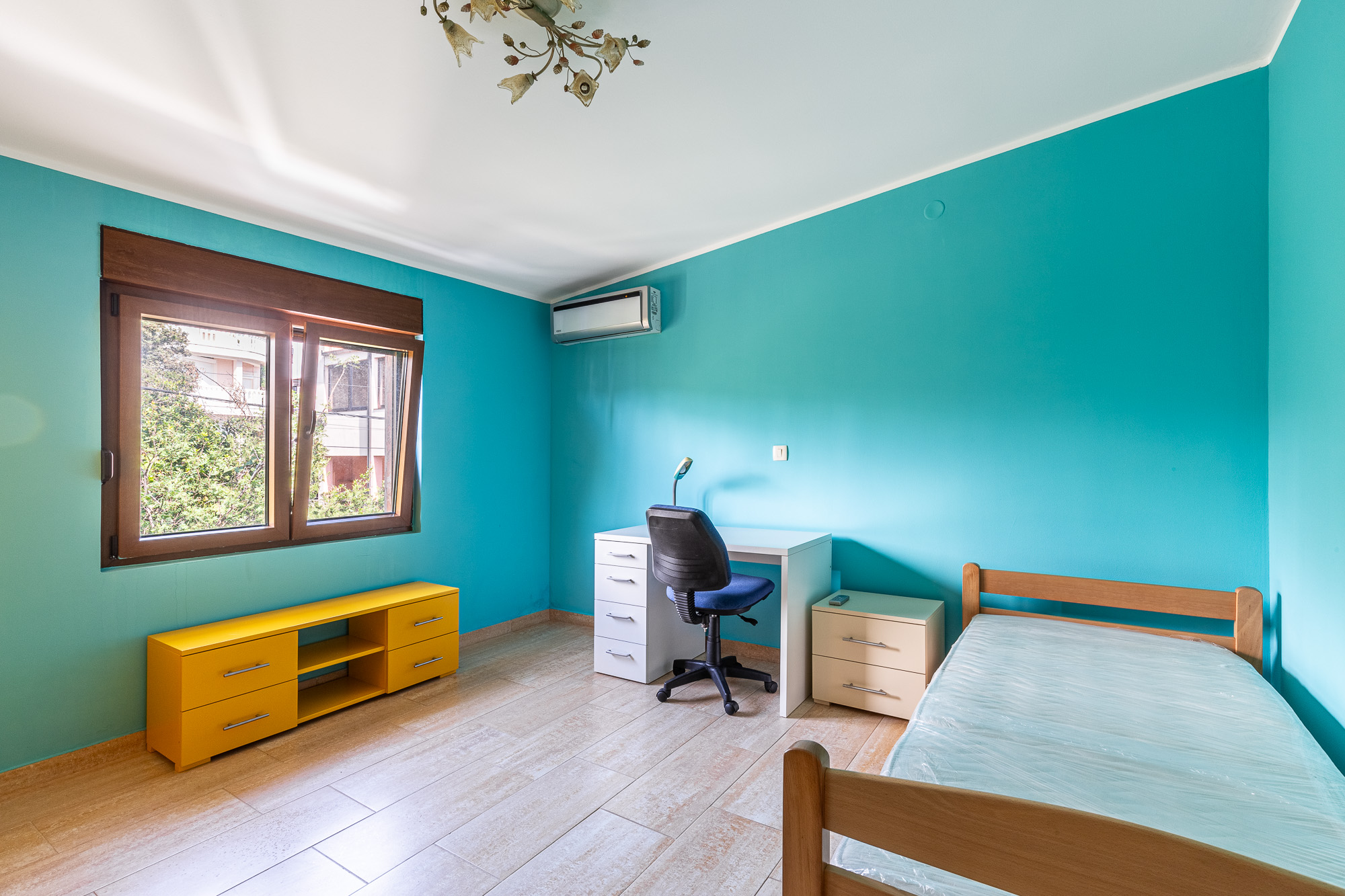 Spacious house in Utjeha with panoramic sea views