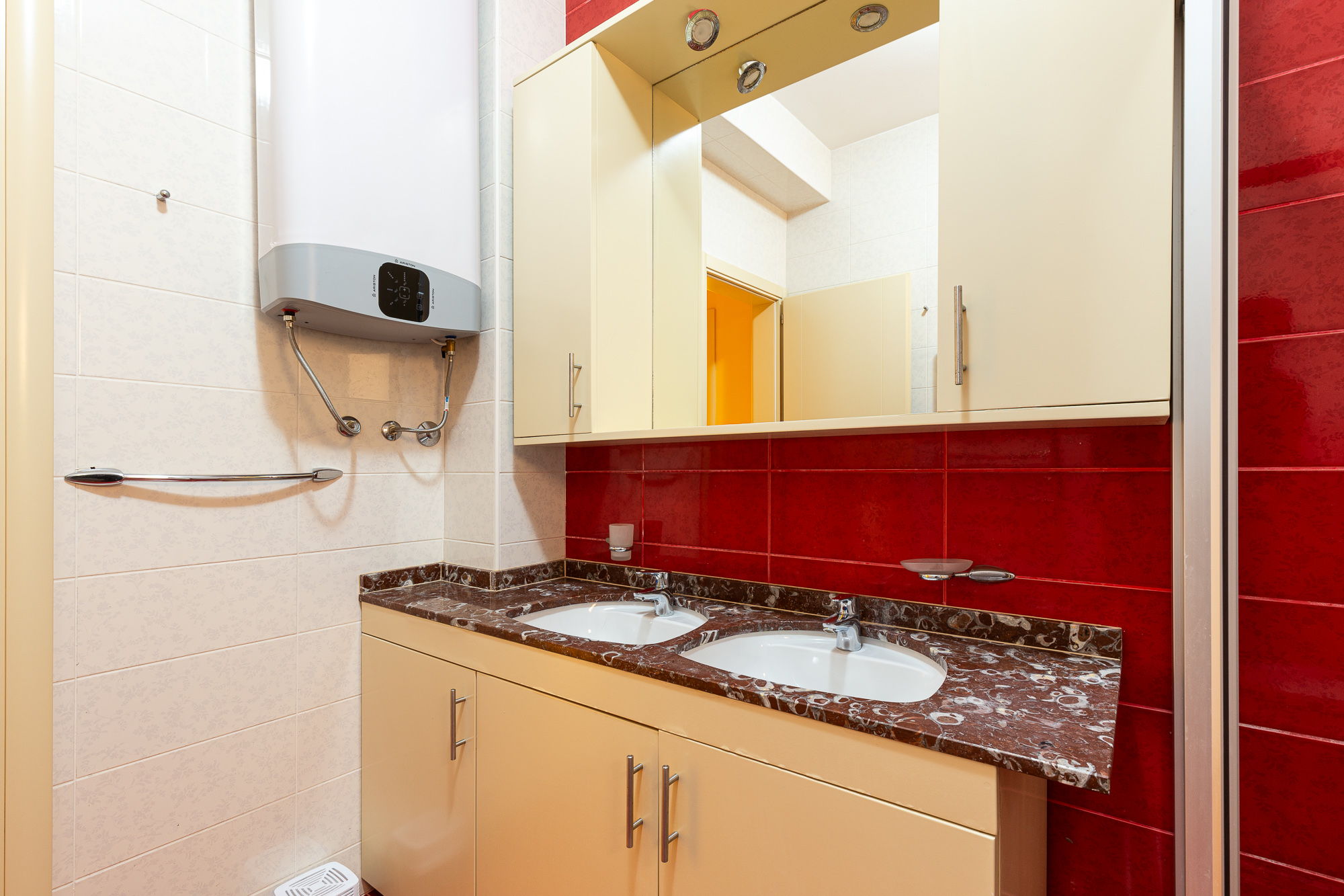 Spacious house in Utjeha with panoramic sea views