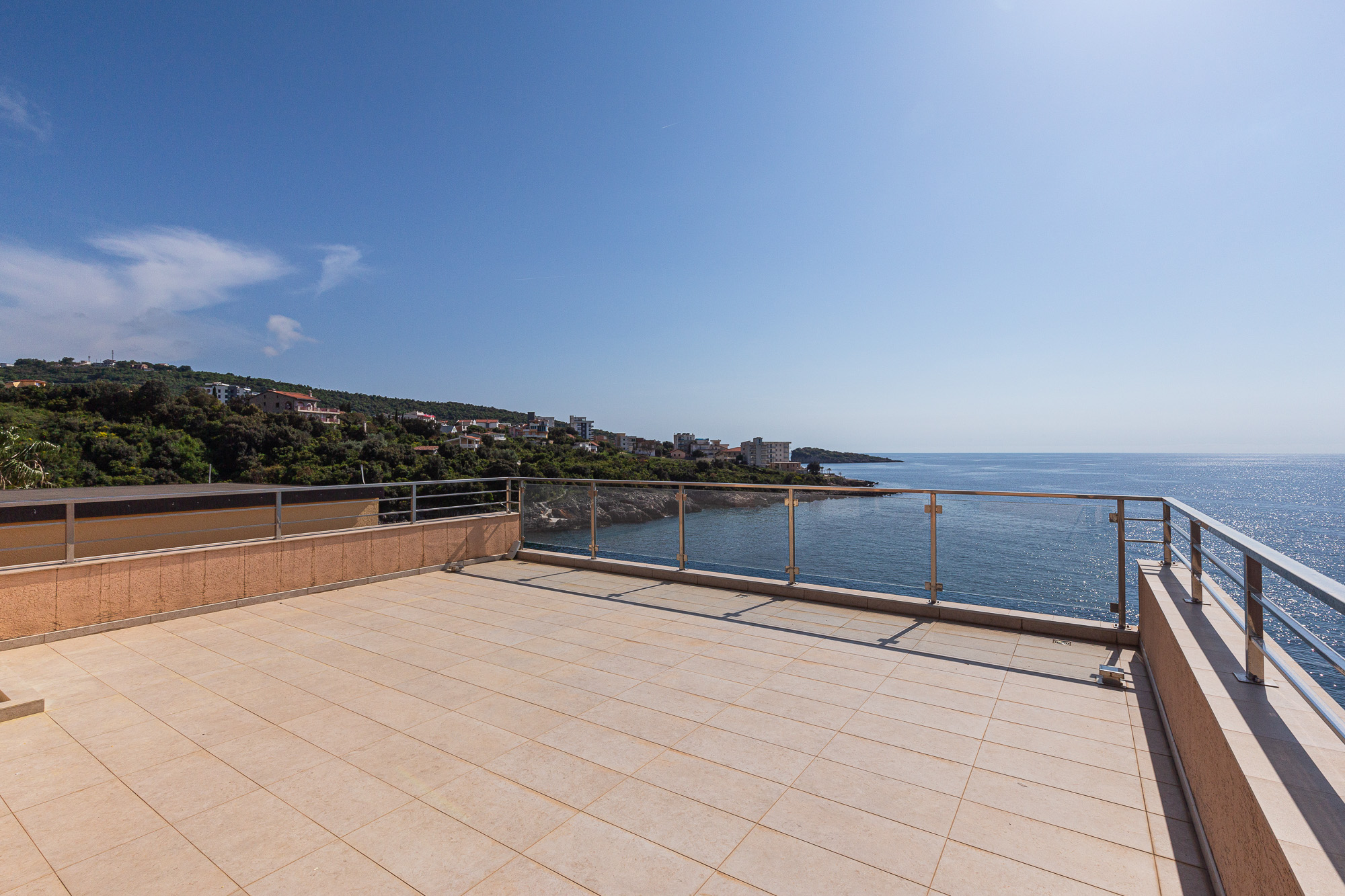 Spacious house in Utjeha with panoramic sea views