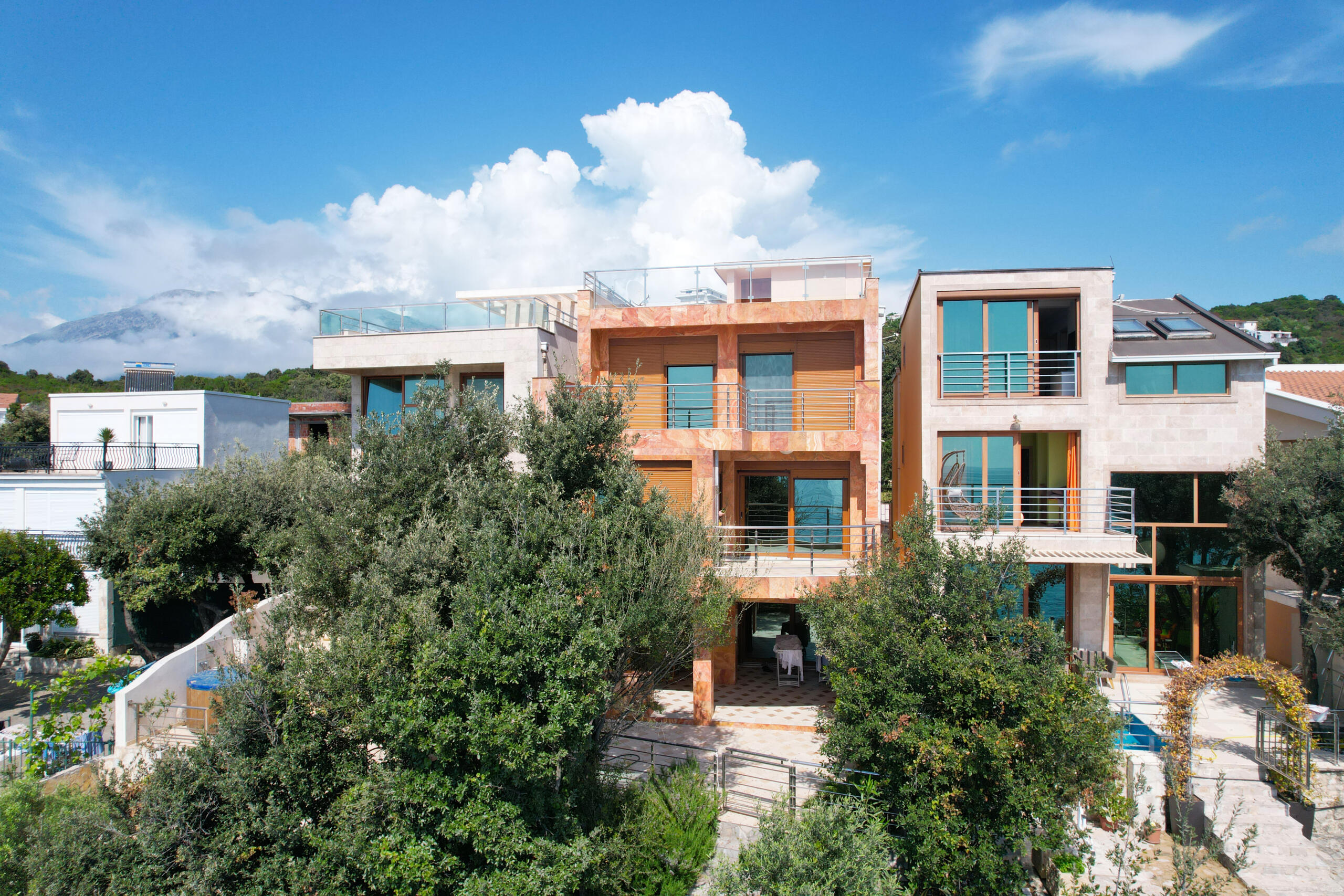 Spacious house in Utjeha with panoramic sea views