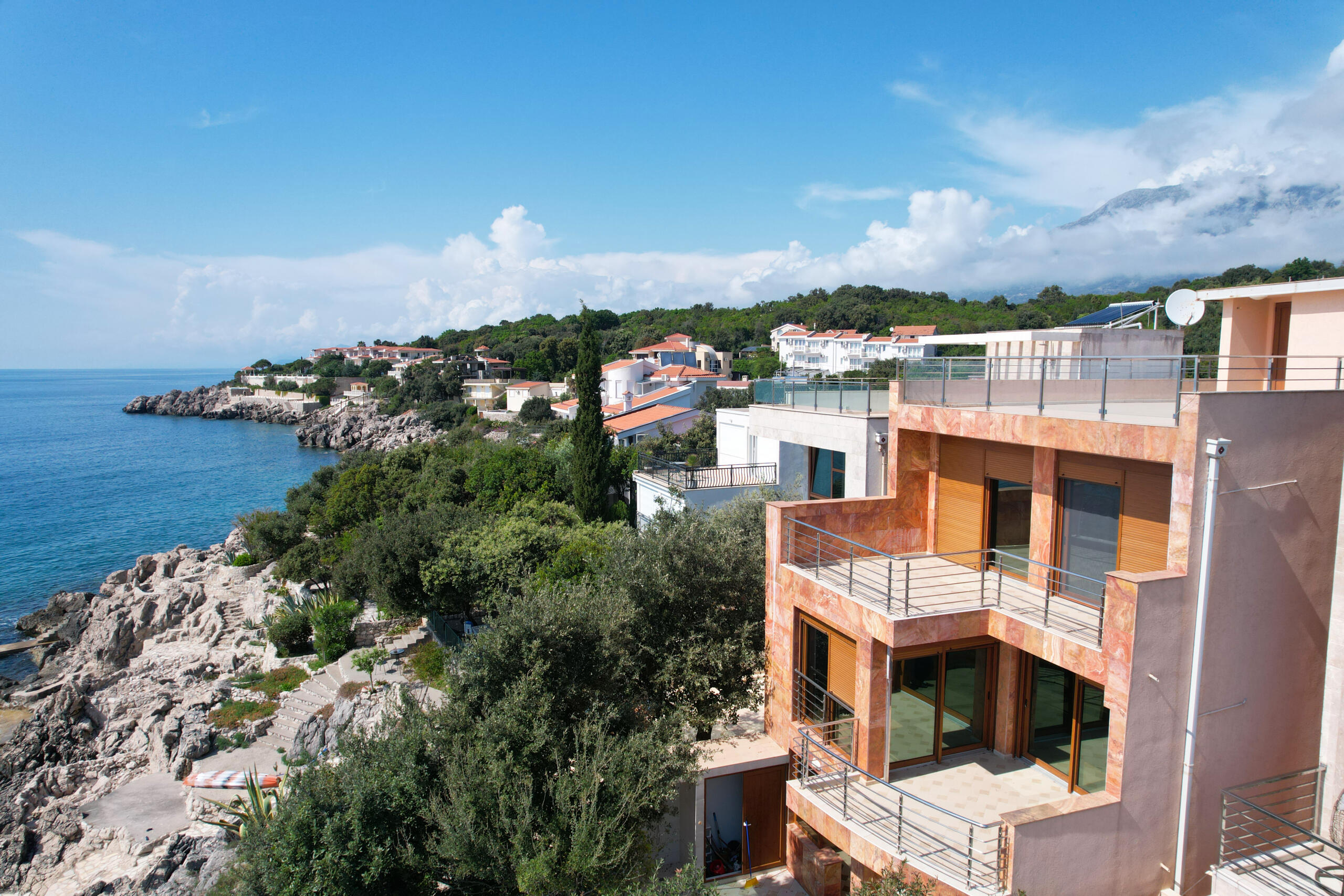 Spacious house in Utjeha with panoramic sea views