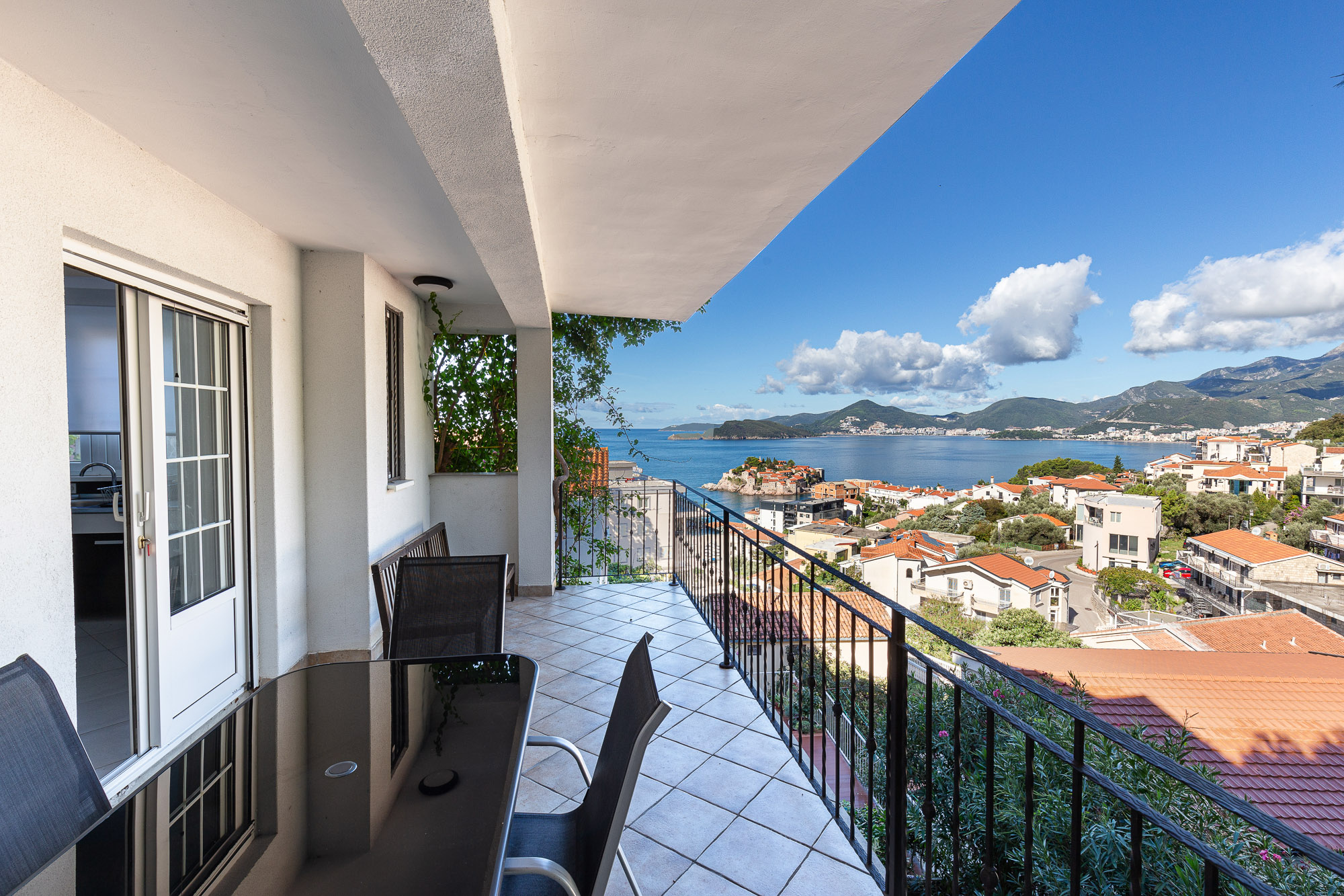 Apartment for sale overlooking the island of Sveti Stefan
