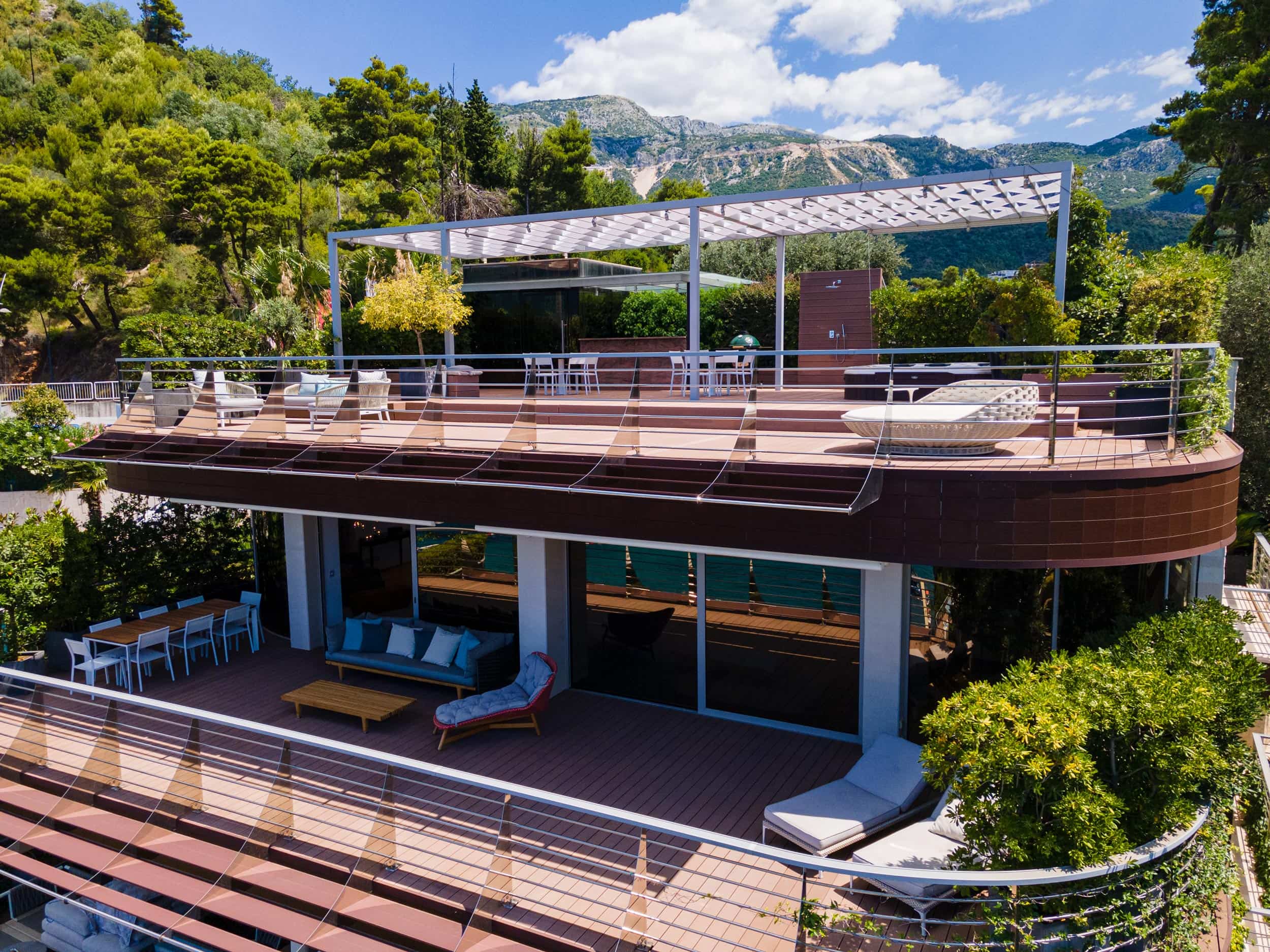 Penthouse in a premium complex with panoramic sea views