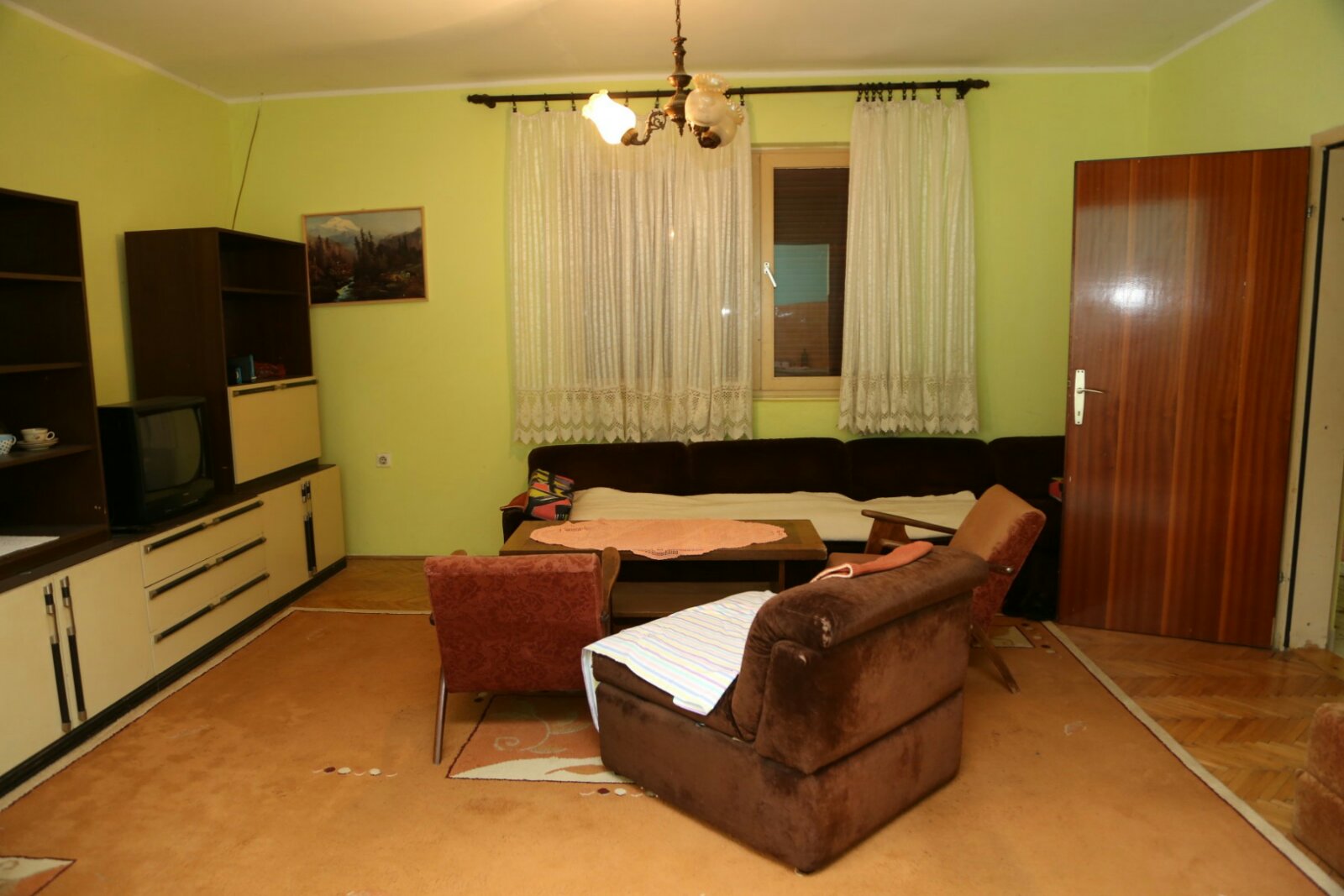 House with a courtyard and driveway in Belishi