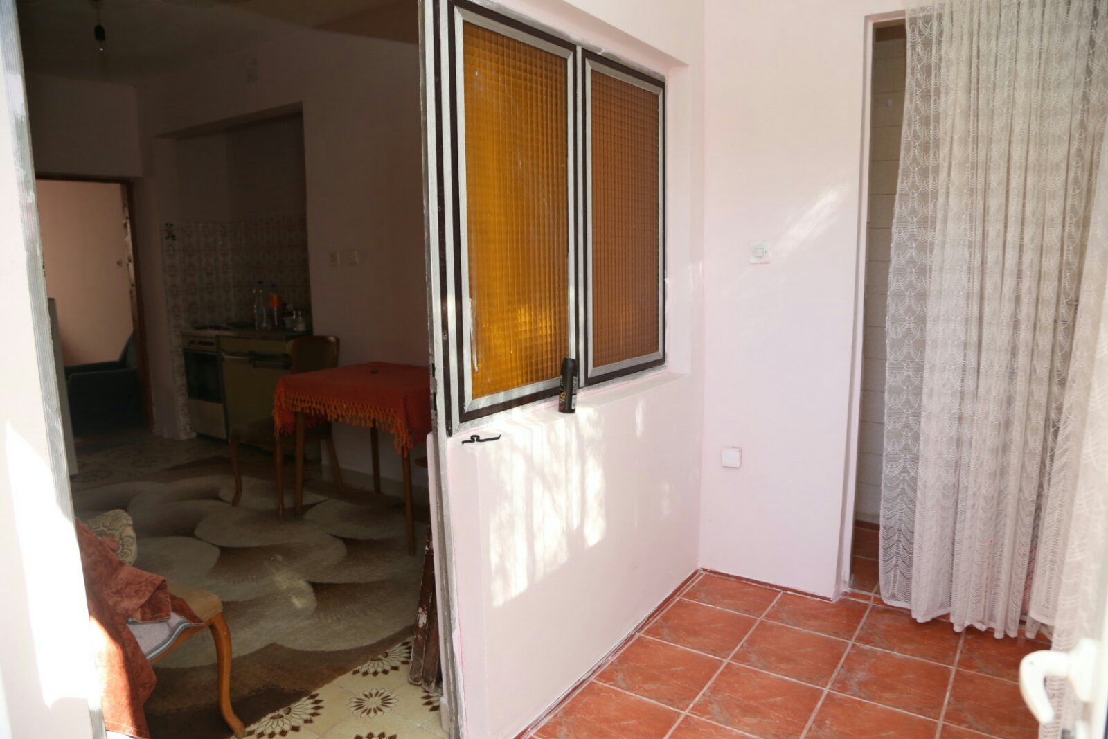 House with a courtyard and driveway in Belishi